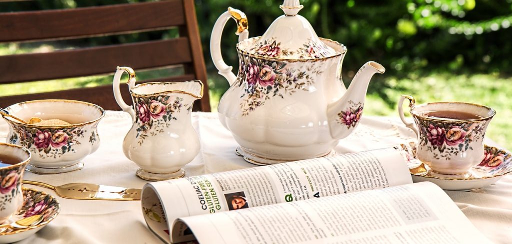 traditional teapot and cups